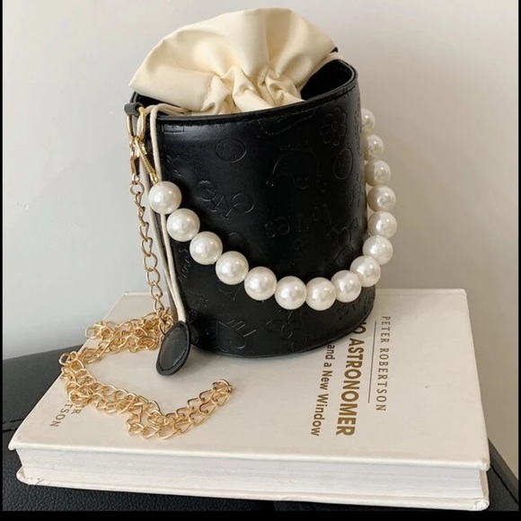 NEW INVENTORY 🌻Faux Pearl Decor Drawstring Bucket Bag🌻 - Picture 4 of 8